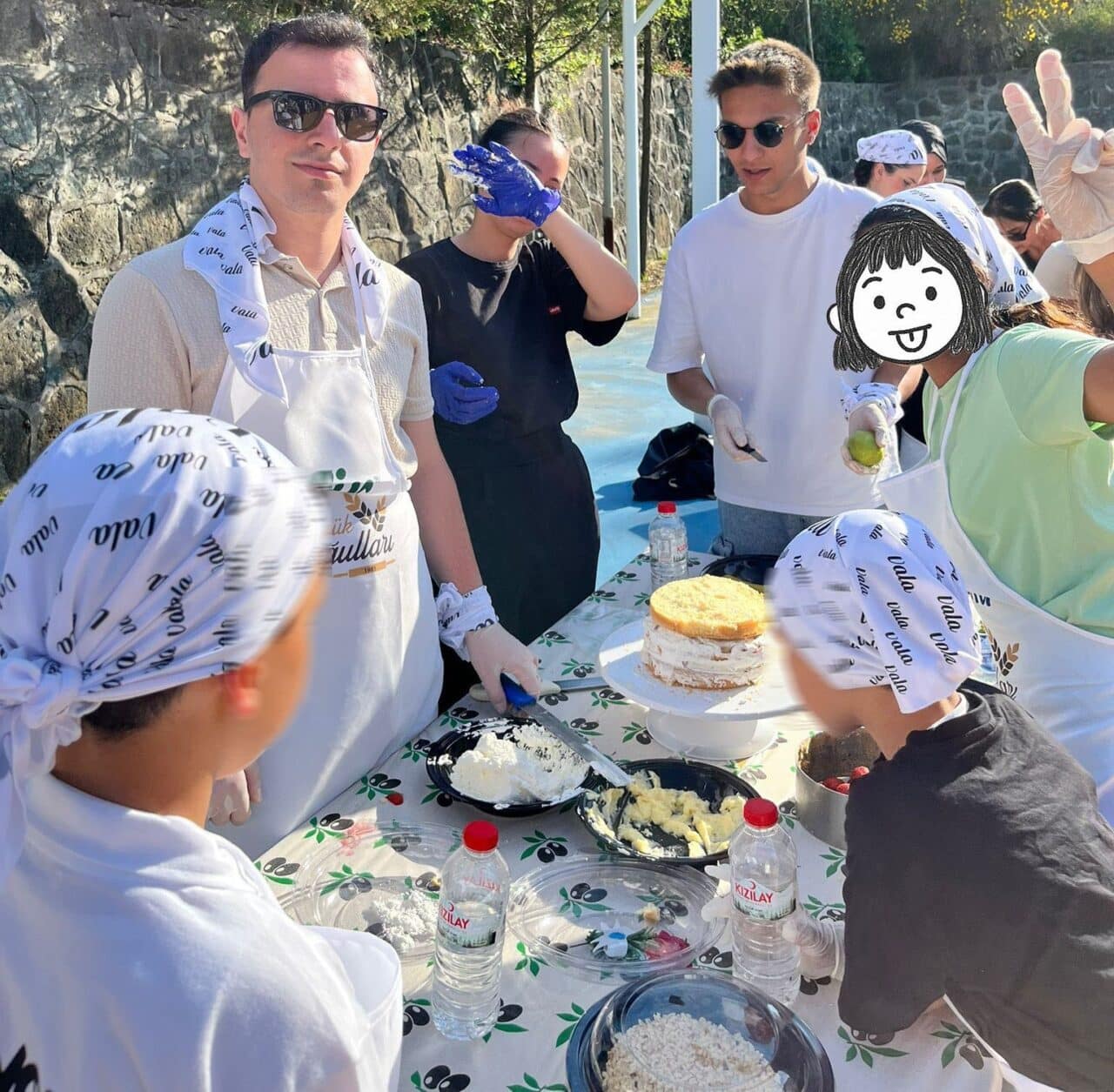 Kocaeli Üniversitesi'nde düzenlenen "Pasta Şenliği", üniversite öğrencileri ile Gazanfer Bilge