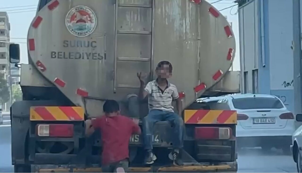 Şanlıurfa'nın Suruç ilçesinde çocuklar, trafikte hareket halindeki araçların arkasına tutunarak
