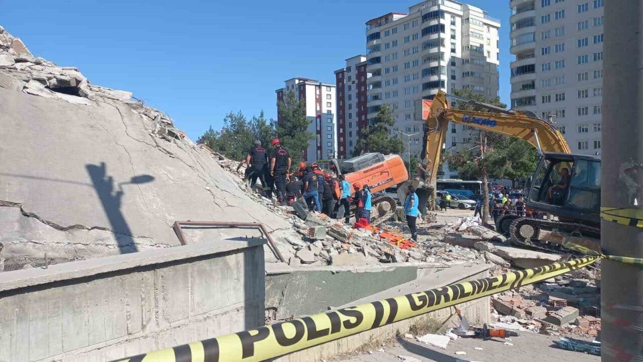 Kahramanmaraş'ta kontrollü yıkım sırasında çöken binanın enkazında operatör Ömürcan Akyürek'in