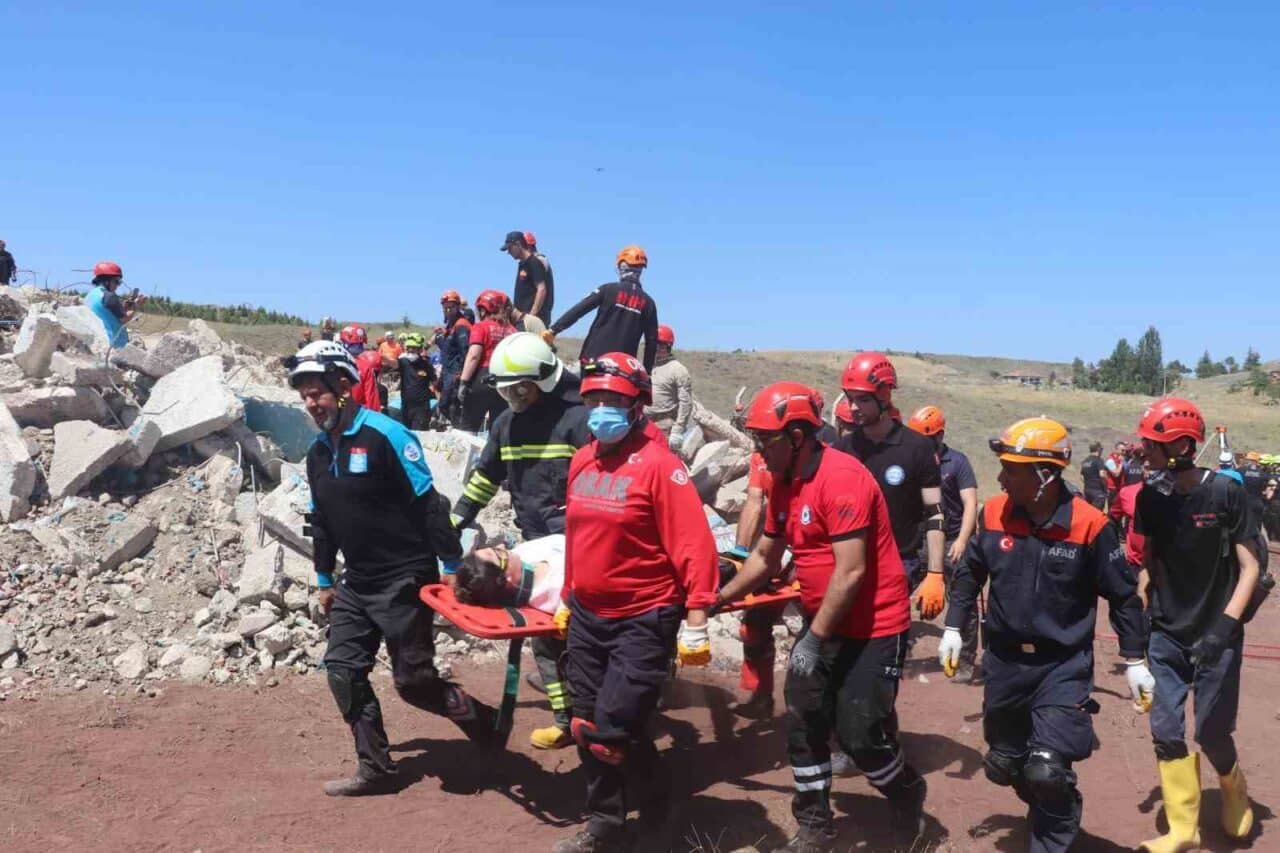 Eskişehir'de AFAD-RED senaryosu kapsamında 'Çoklu Afet Müdahale Masabaşı Tatbikatı' düzenlendi.