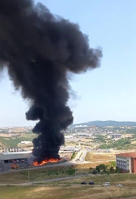 Kocaeli'nin Gebze ilçesindeki çöp ayrıştırma tesisinin bahçesinde çıkan yangın, kısa