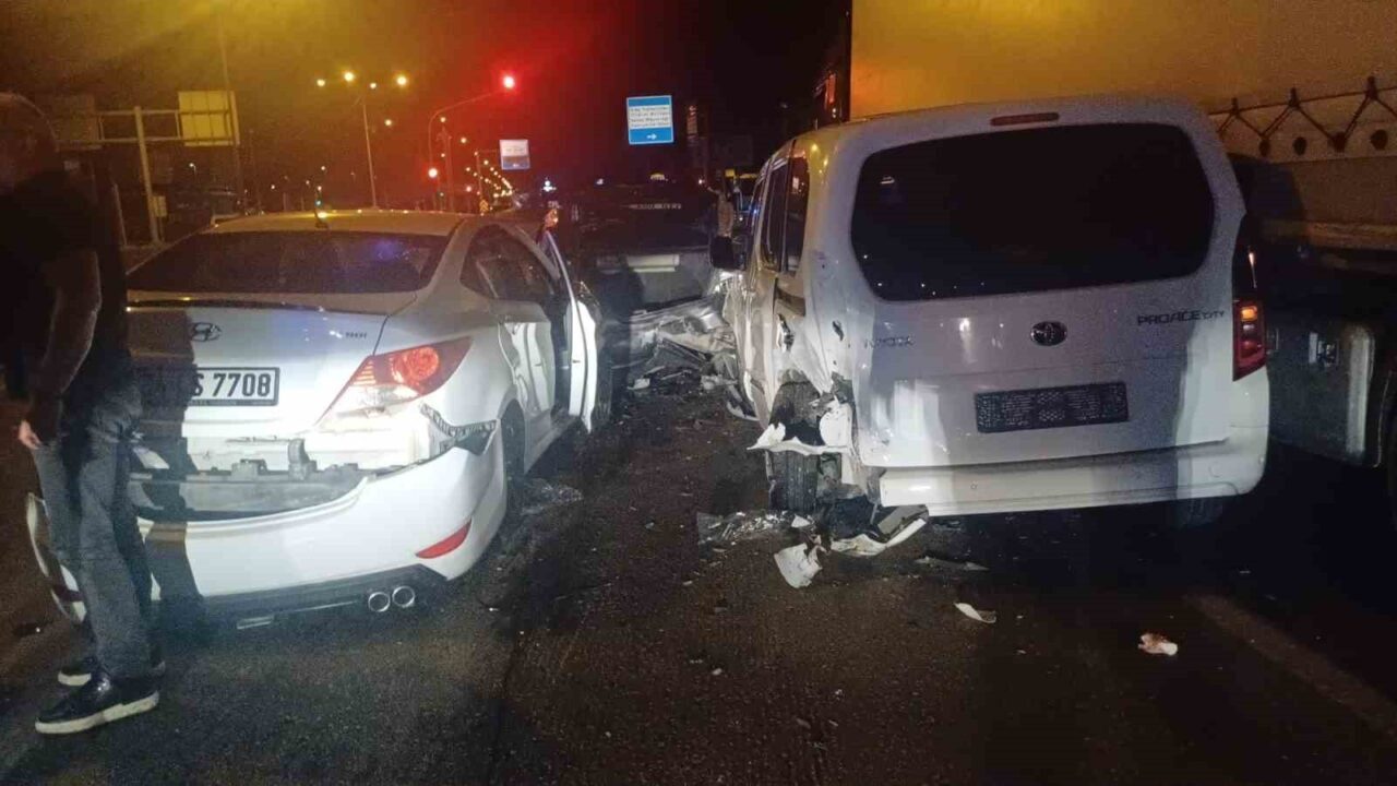 Çorum-Ankara karayolu üzerindeki Toptancılar Kavşağı'nda, biri sivil polis aracı olmak