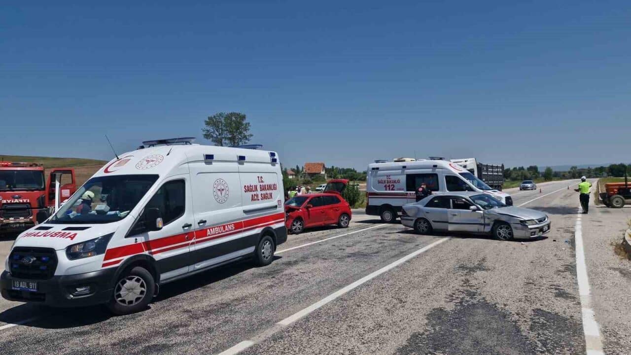 Çorum'un Alaca ilçesinde kavşakta iki otomobilin çarpışması sonucu Duygu D.,