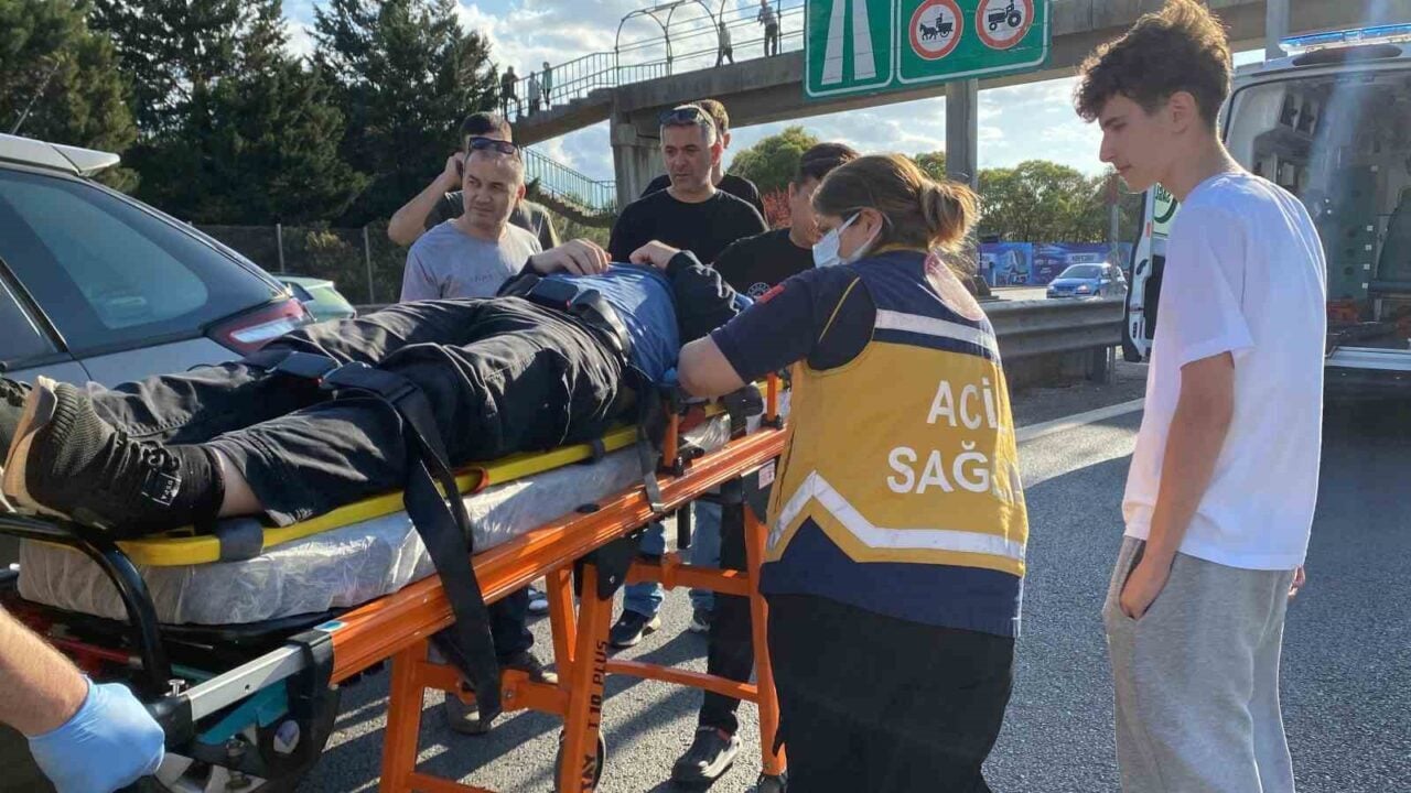 Kocaeli'de D-100 karayolunda H.K. yönetimindeki otomobil, kontrolden çıkarak bariyerlere çarptı.