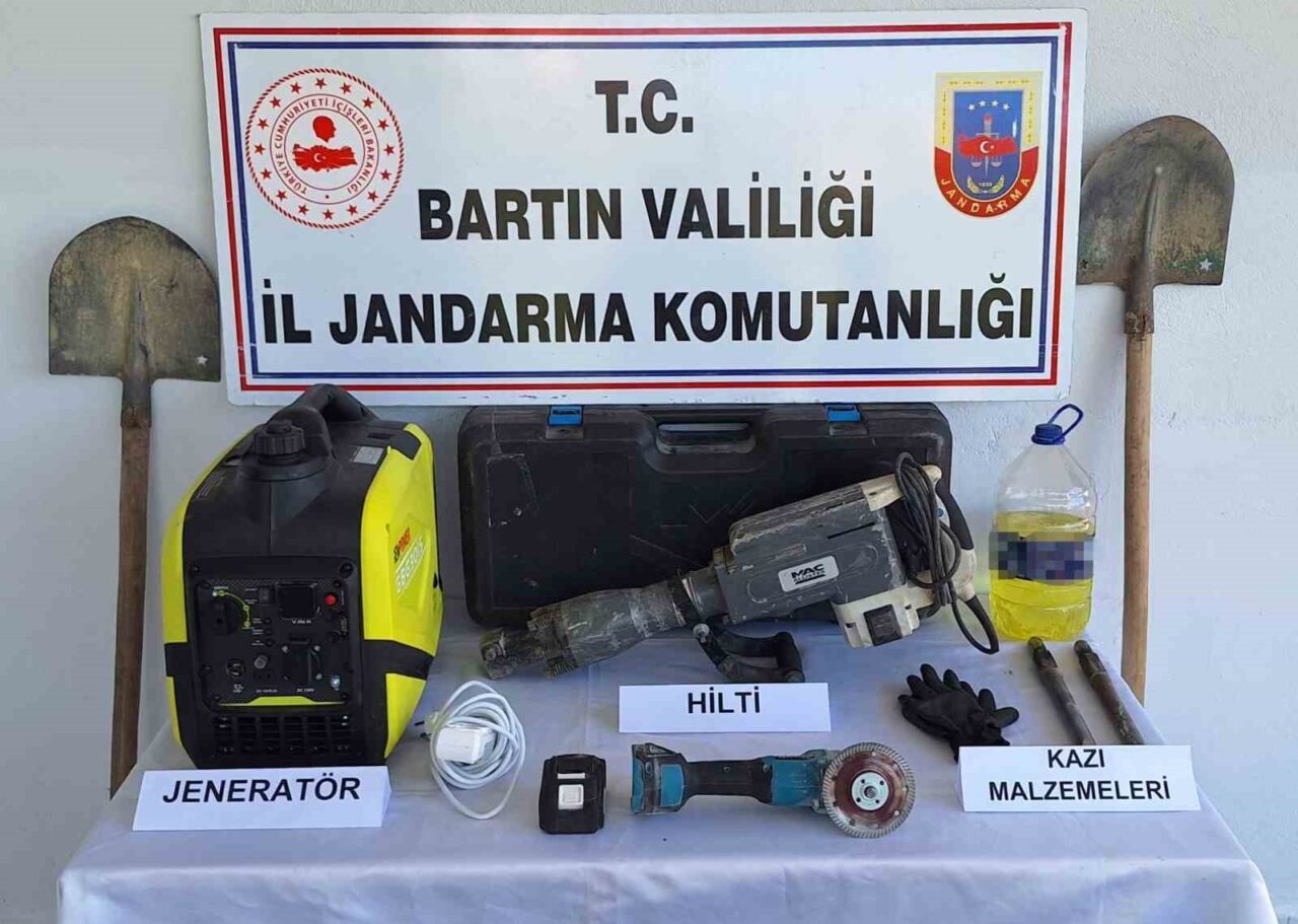 Bartın'da jandarma, izinsiz kazı yapan 3 kişiyi suçüstü yakaladı. Ekipler,