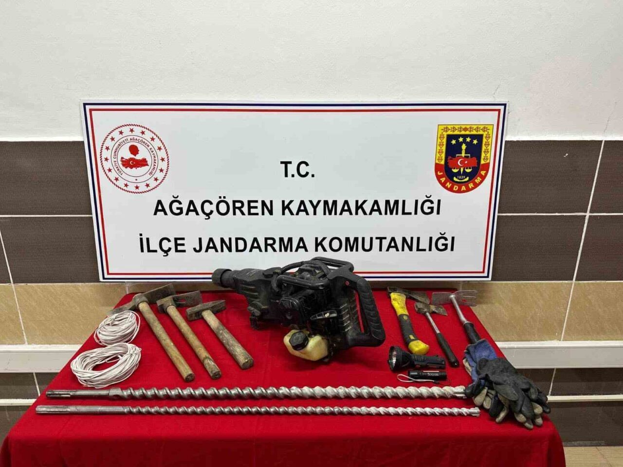 Aksaray'ın Ağaçören ilçesinde jandarma, define arayan E.Y., S.K. ve E.Ç.