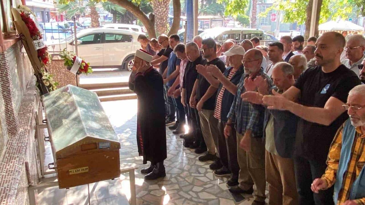 Ünlü şarkıcı Demet Akalın, kuzeni Hakan Kılıç'ın cenaze töreninde Kocaeli'de