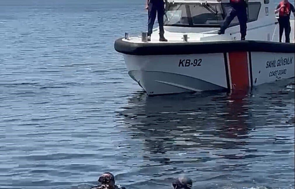Göztepe Sahilinde Ayakkabı İçin Denize Düşen Genç, Hastanede Hayatta Kalma Mücadelesi Veriyor İzmir Göztepe sahilinde E.Ç. (24), denize düşen ayakkabısını almaya çalışırken