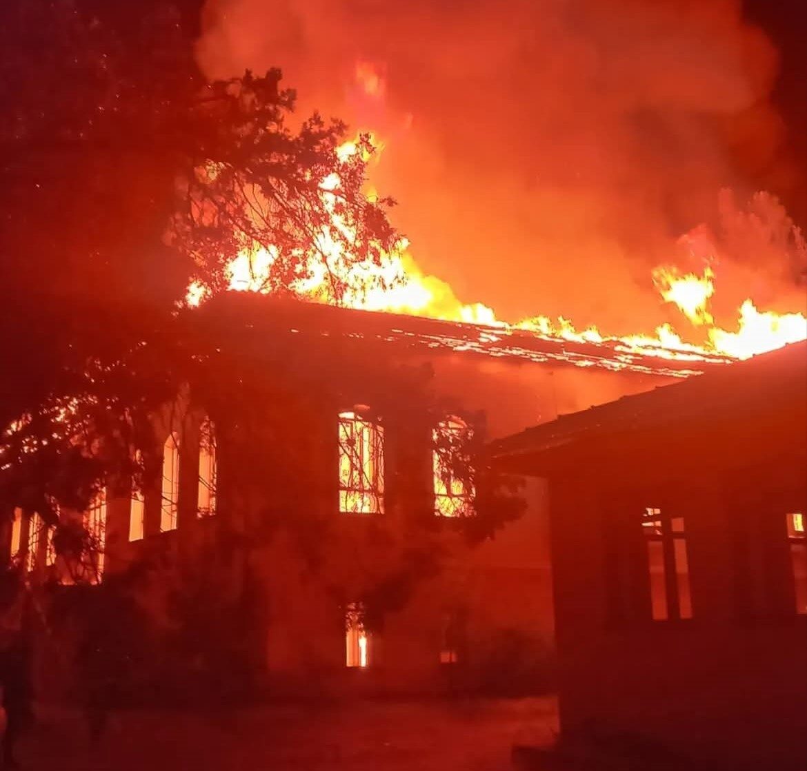 Denizli'nin Çal ilçesindeki tarihi Gazi İlkokulu, çıkan yangında tamamen yandı.
