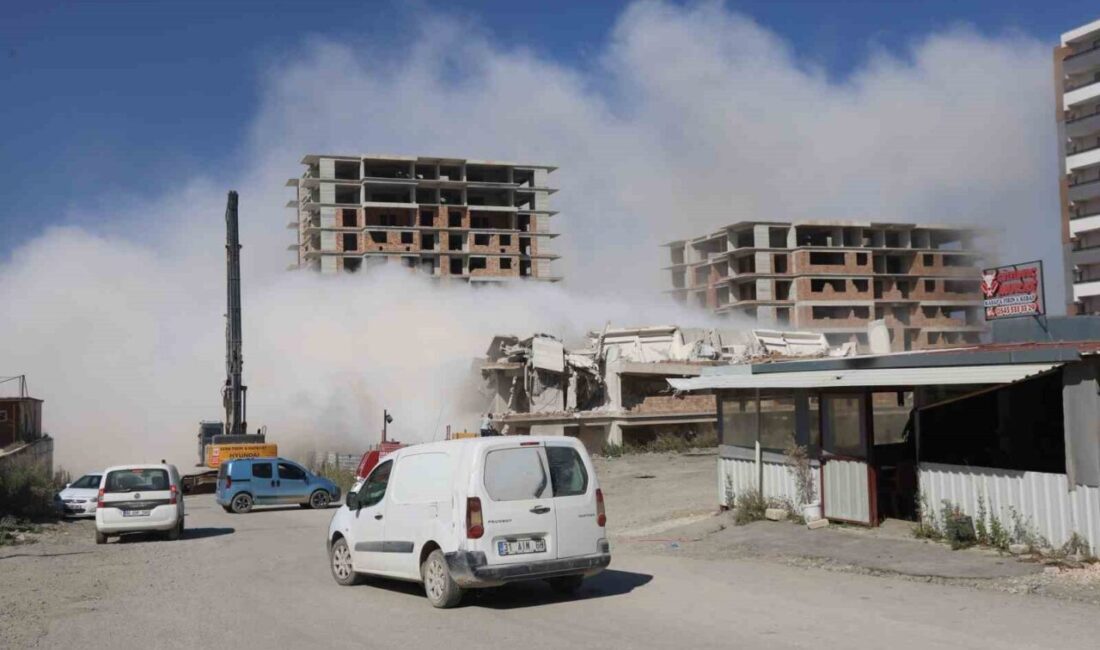 Hatay’ın Antakya ilçesinde, 13 katlı bir bina iş makinesiyle kontrollü