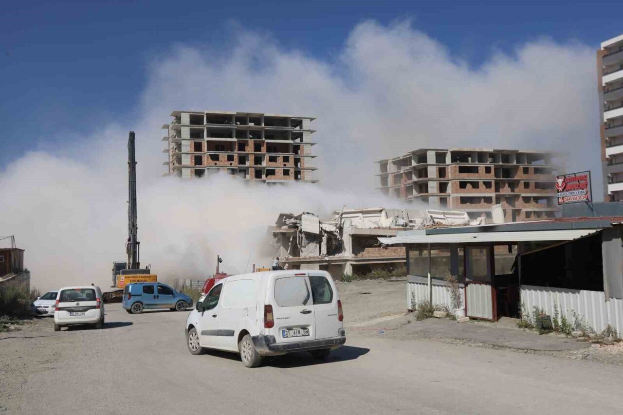 Hatay’ın Antakya ilçesinde, 13 katlı bir bina iş makinesiyle kontrollü