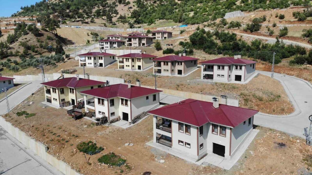 Kahramanmaraş'taki depremlerden etkilenen Avcılar Mahallesi'nde, 73 yaşındaki Zekiye Kayaalp gibi