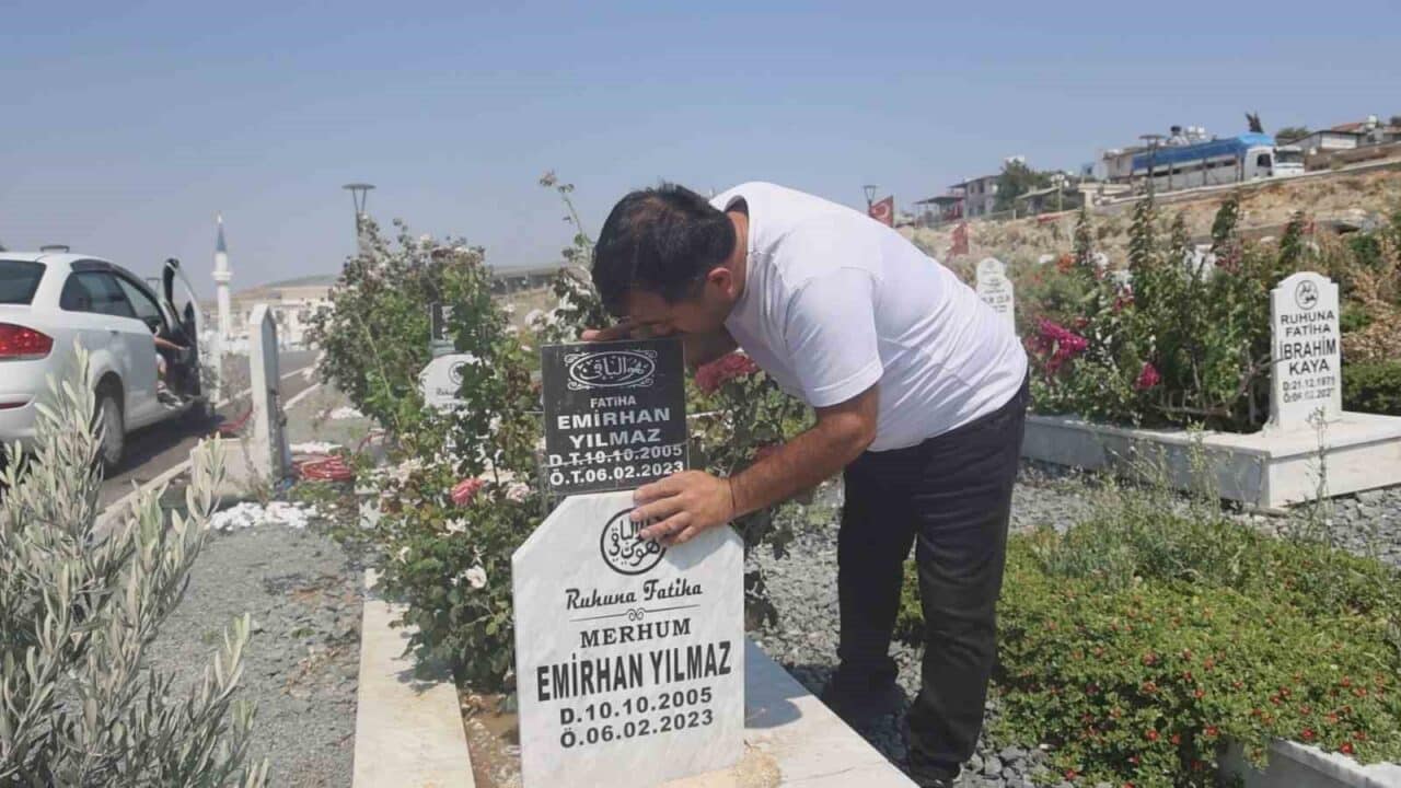 Hatay'da Babalar Günü'nde deprem mezarlığını ziyaret edenler, kayıplarını anarak hüzün