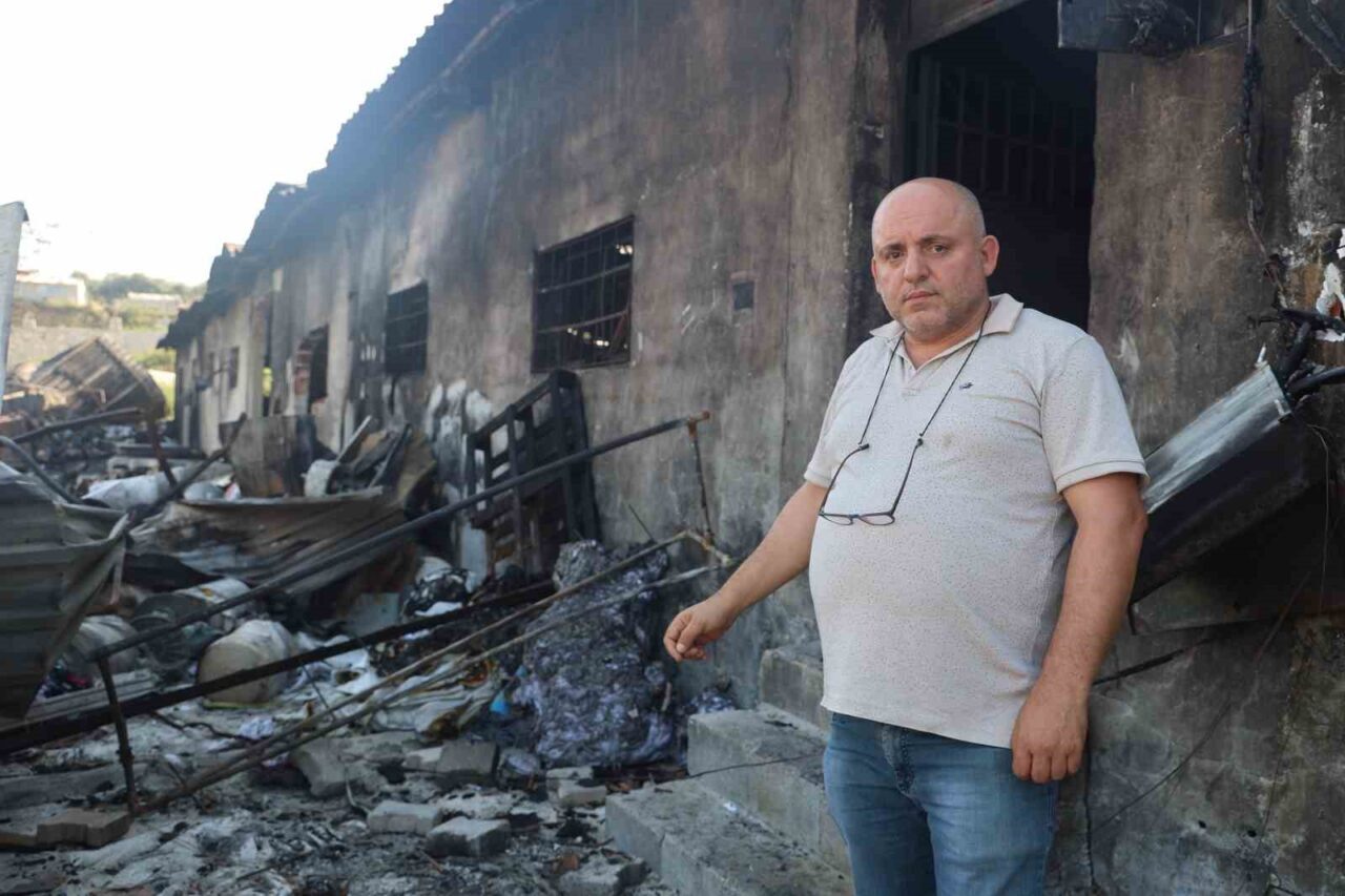 Hatay'ın Defne ilçesinde Atilla Çiçekli'ye ait tekstil deposunda çıkan yangında,
