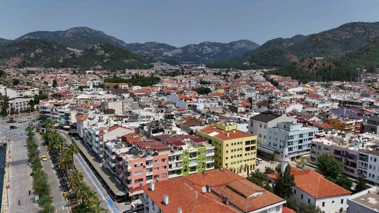 Marmaris'te 5.8 büyüklüğündeki depremin ardından vatandaşlar sokaklara döküldü, bazıları hafif