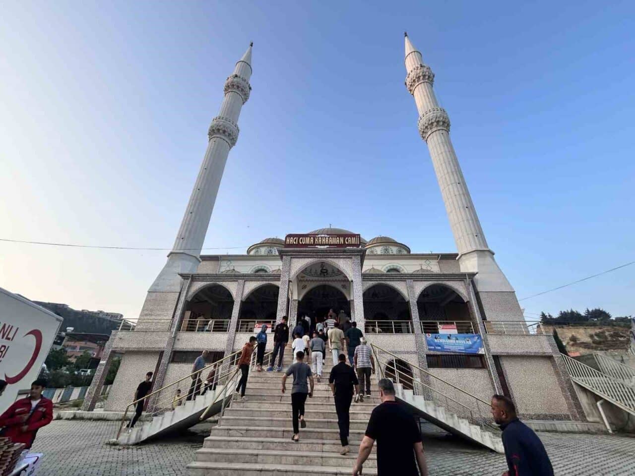 Hatay'da depremzede vatandaşlar, yıkılan Hacı Cuma Kahraman Camii'nde bayram namazı