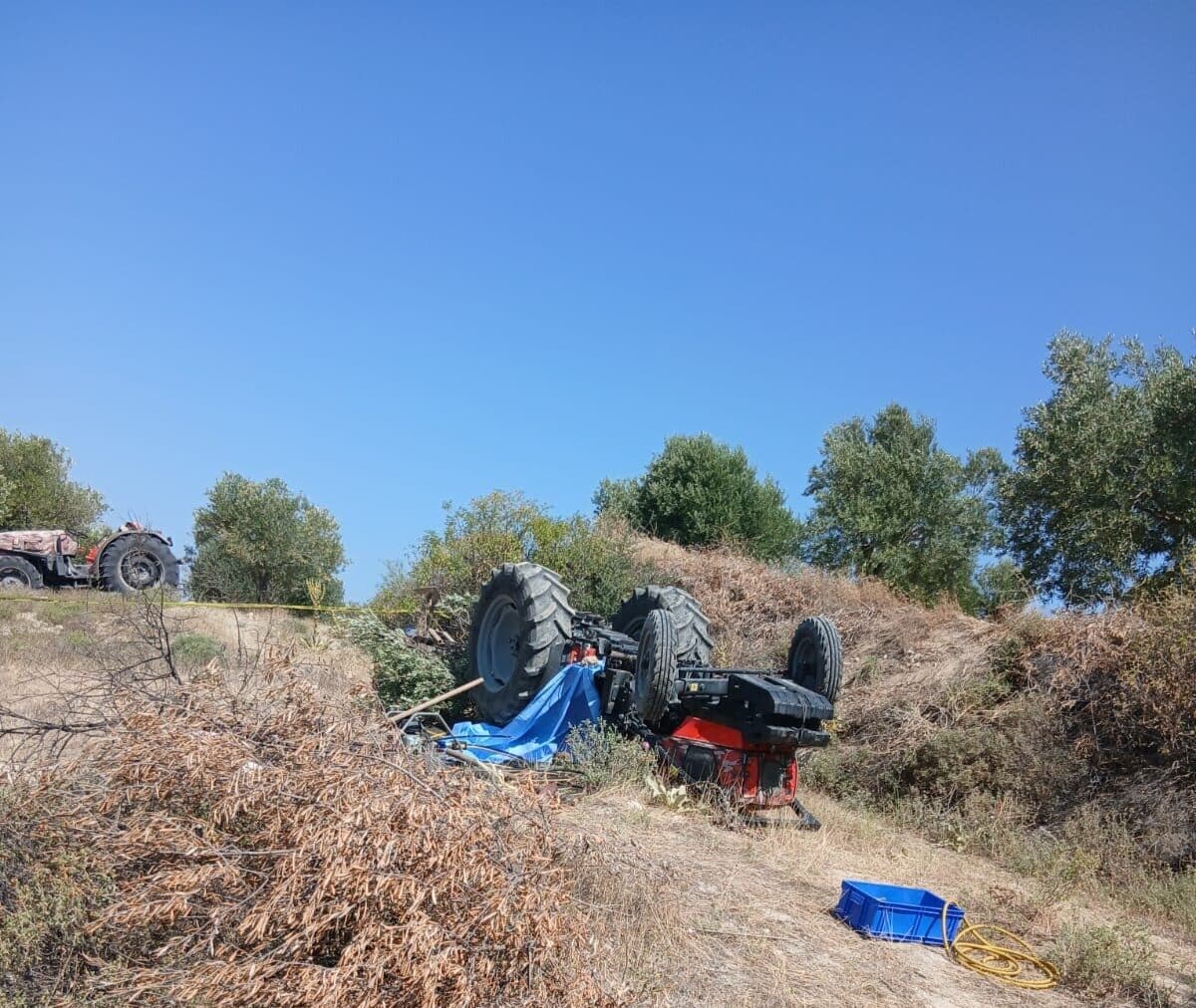Manisa'nın Saruhanlı ilçesinde, zeytin tarlasında traktör kullanırken devrilen Bilal Yılmaz