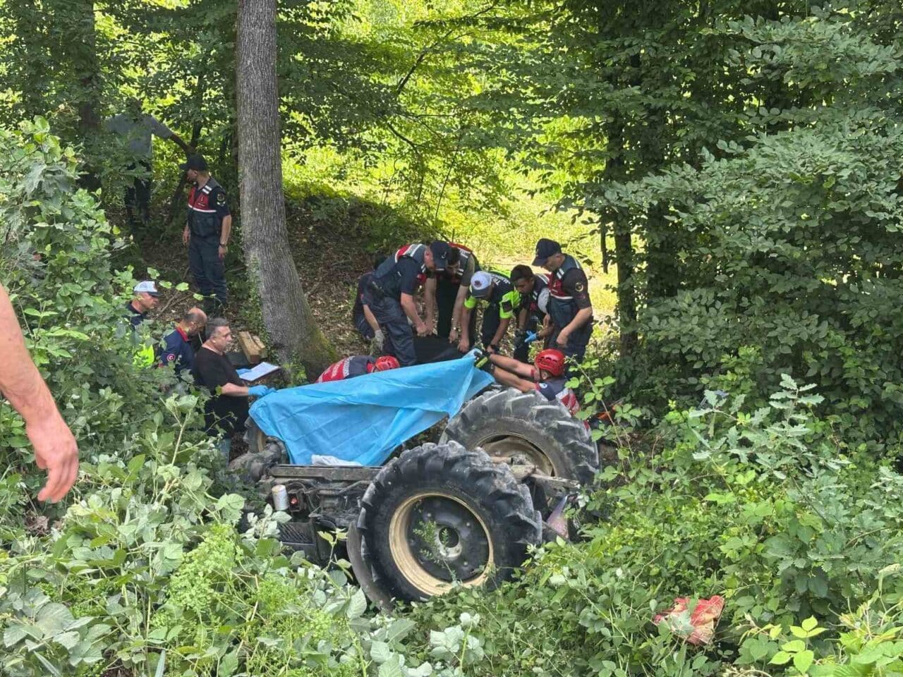 Sakarya'nın Erenler ilçesinde kontrolden çıkan traktör, sürücü Nazife Can'ı (33)