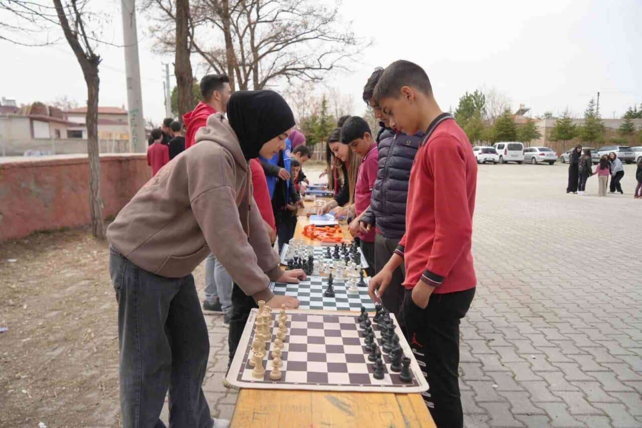 Niğde'de düzenlenen 'Dijitalden Uzaklaş' etkinliği, çocukları geleneksel oyunlarla buluşturdu. İl