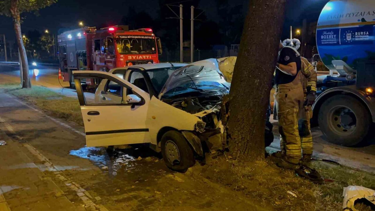 Bursa'nın Nilüfer ilçesinde Ferhat B. yönetimindeki otomobil, kontrolünü kaybederek ağaca