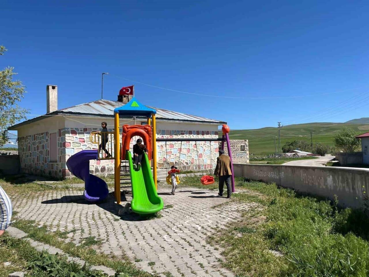 Ağrı'nın Diyadin ilçesindeki Boyalan köyü halkı, deprem riski nedeniyle kapatılan