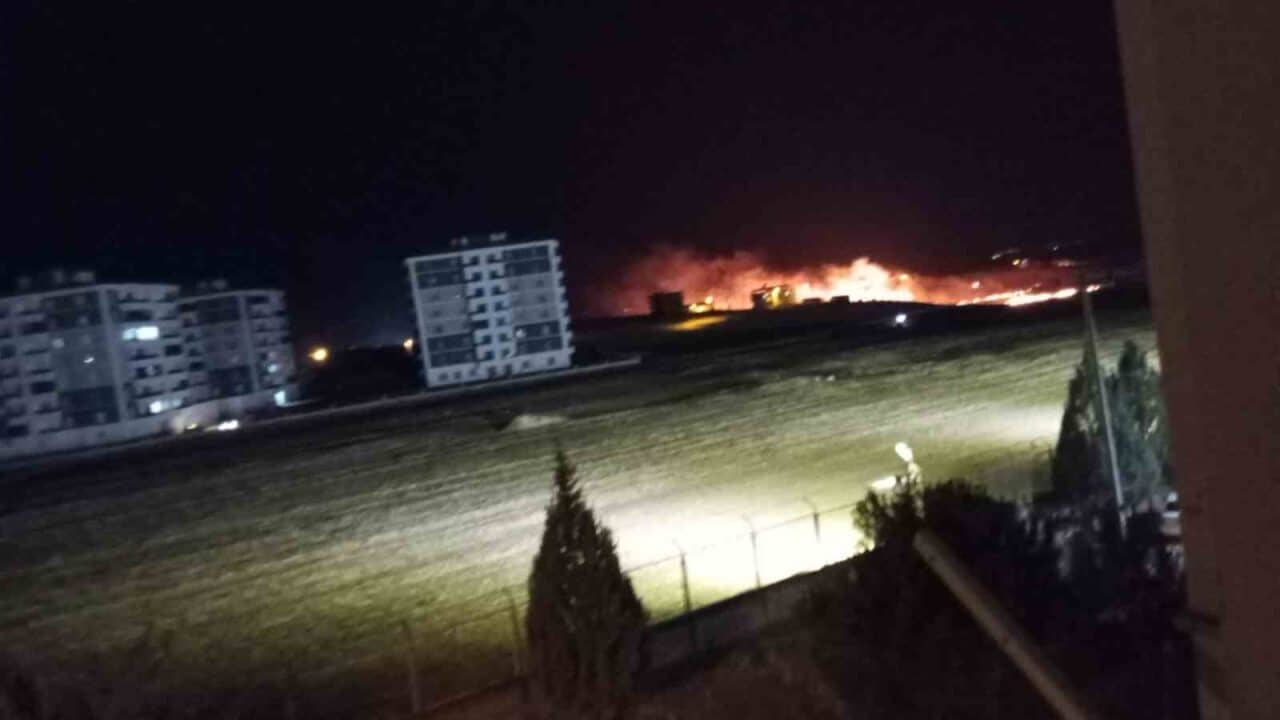 Diyarbakır'ın Silvan ilçesinde Selahattin Mahallesi TOKİ mevkisinde çıkan anız yangını,