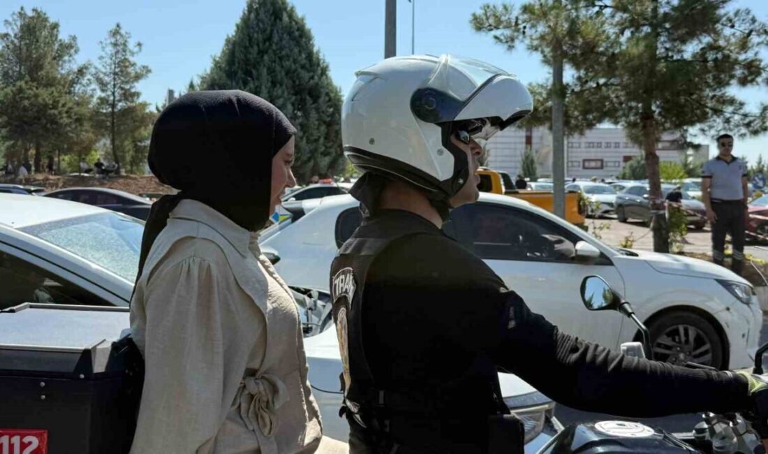 Diyarbakır'da YKS ikinci oturum AYT sınavına giren öğrencilere, kimlik ve