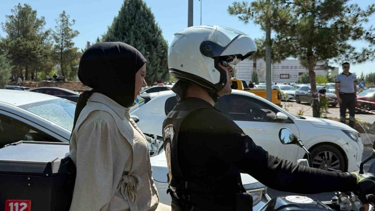 Diyarbakır'da YKS ikinci oturum AYT sınavına giren öğrencilere, kimlik ve