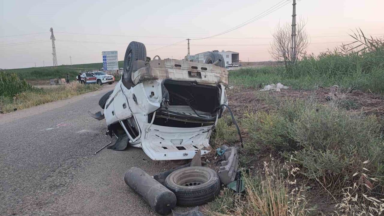Diyarbakır'ın Bismil ilçesinde kontrolden çıkan bir otomobilin devrilmesi sonucu 18