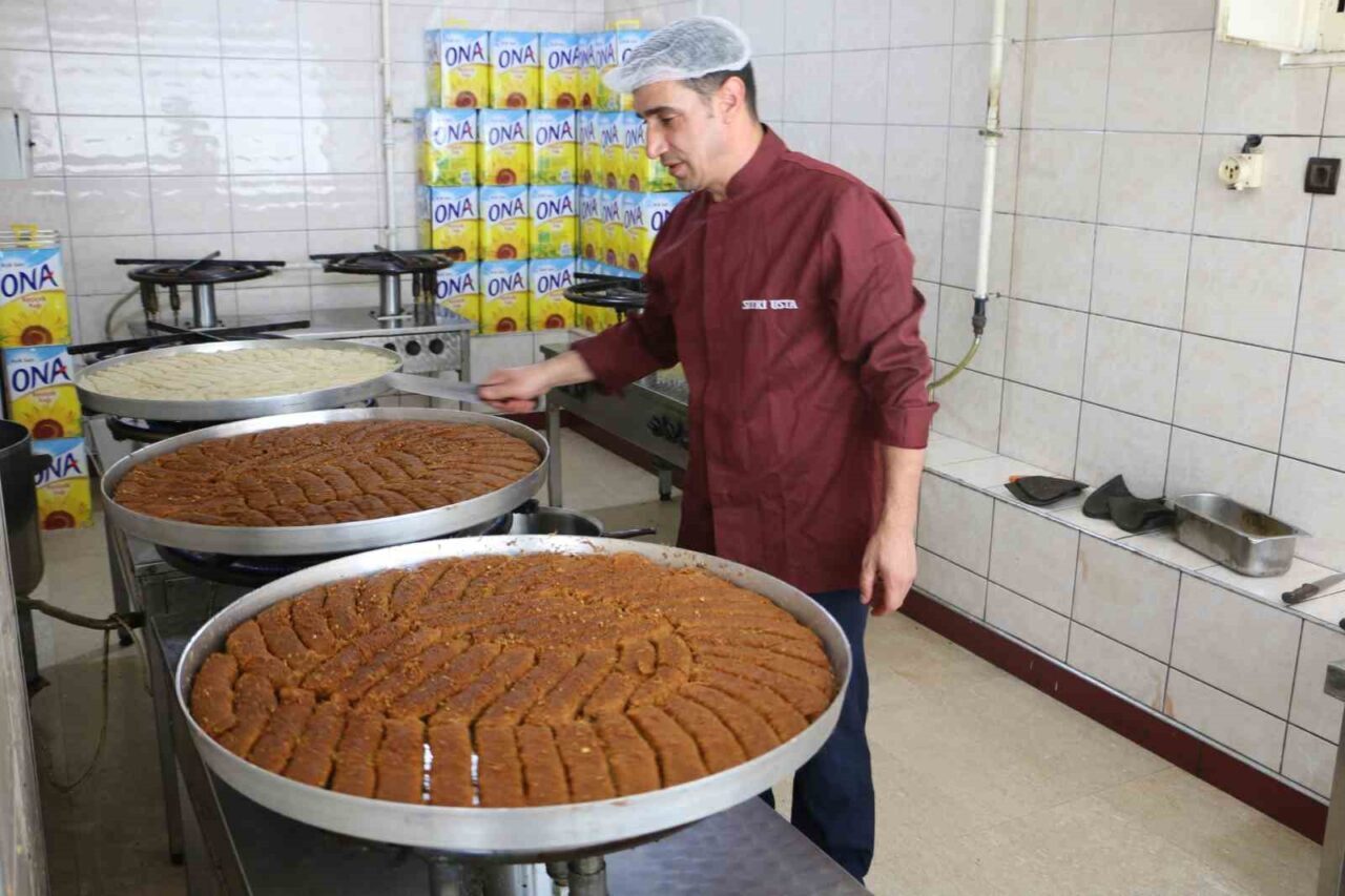 Diyarbakır'da Kurban Bayramı öncesi tatlı siparişleri için yoğun bir çalışma