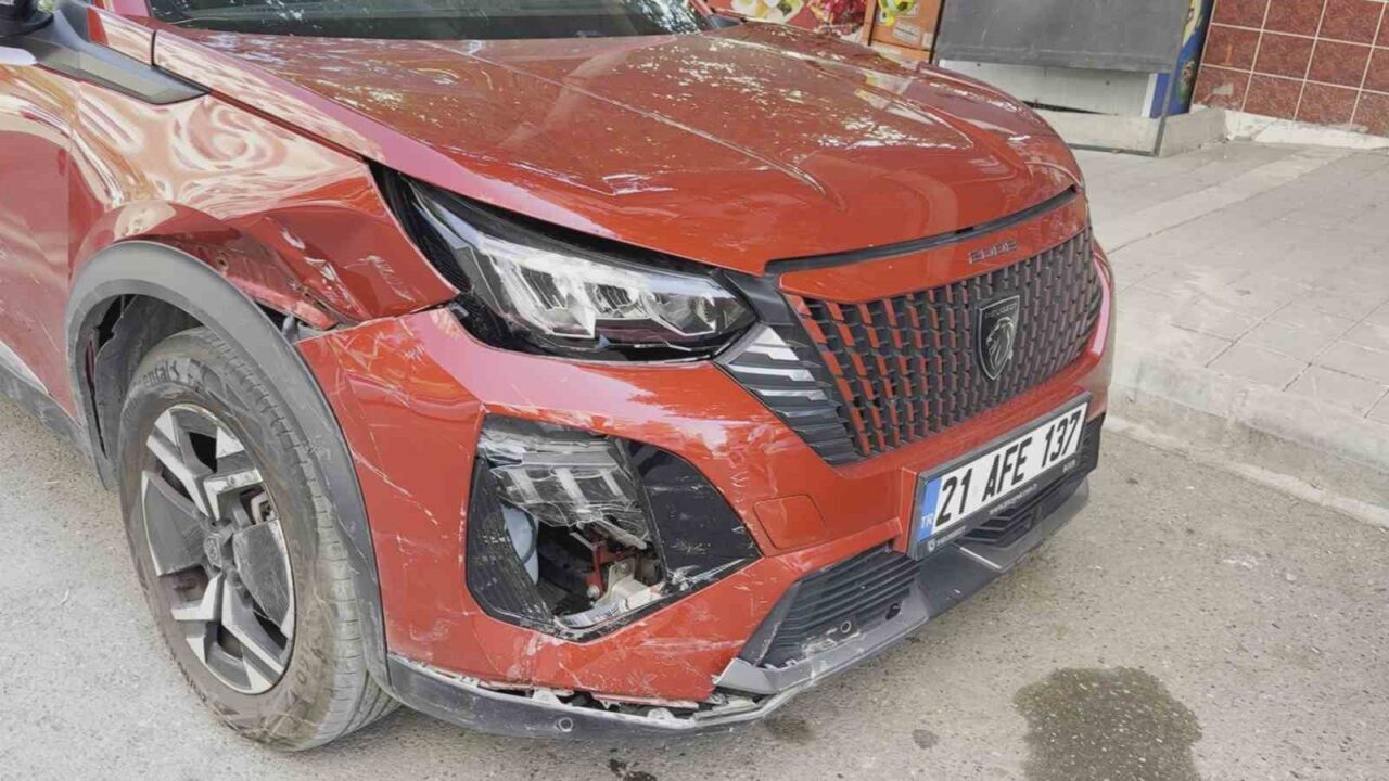 Diyarbakır'ın Yenişehir ilçesinde iki Peugeot otomobilin çarpışması sonucu 5 kişi,