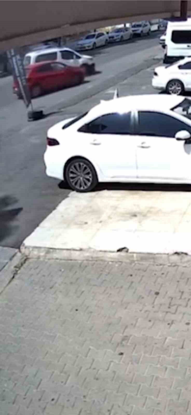 Diyarbakır'ın Kayapınar ilçesinde bir otomobil ve hafif ticari aracın çarpışması
