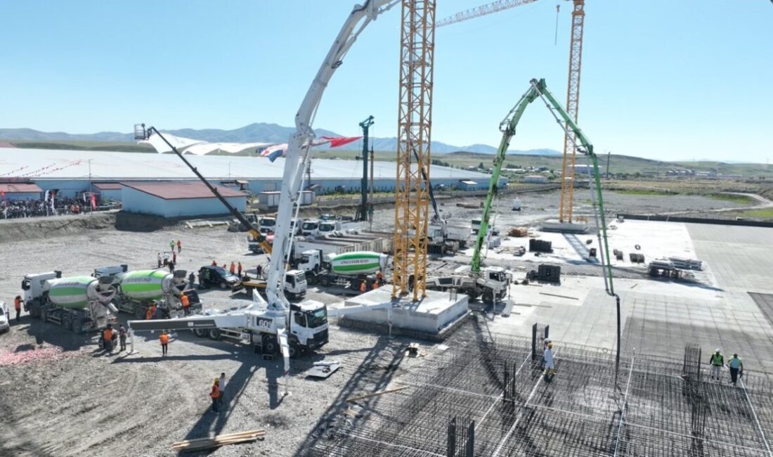 V Mall Ağrı'nın temeli, Ağrı Valisi Mustafa Koç ve diğer