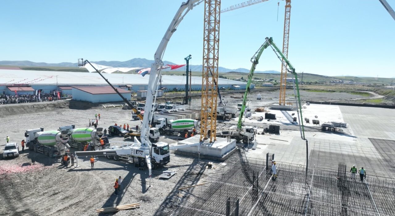 V Mall Ağrı'nın temeli, Ağrı Valisi Mustafa Koç ve diğer