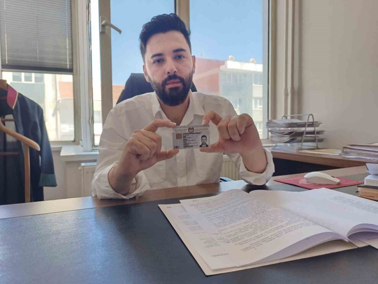 Afyonkarahisar'da avukat Emre Sagun, sahte kimlik kullanarak dolandırıcılık yapan kişilere