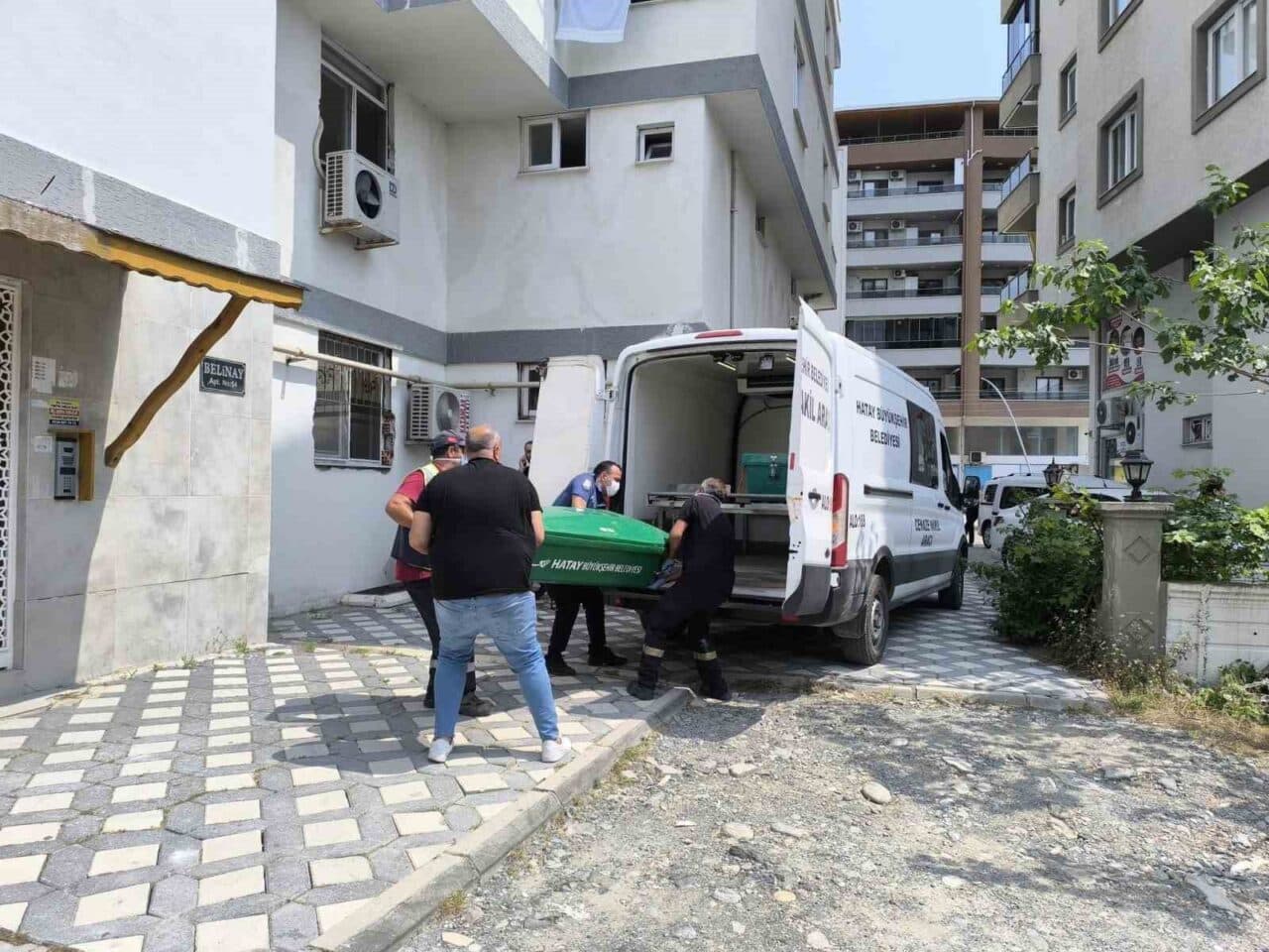 Hatay'ın Dörtyol ilçesinde, 80 yaşındaki Mücahit Kimyon evinde ölü bulundu.