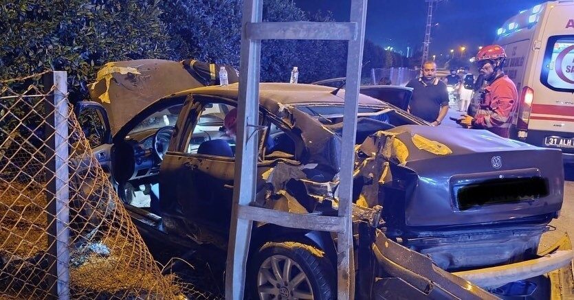 Hatay'ın Dörtyol ilçesinde sürücüsünün direksiyon kontrolünü kaybetmesi sonucu bir otomobil