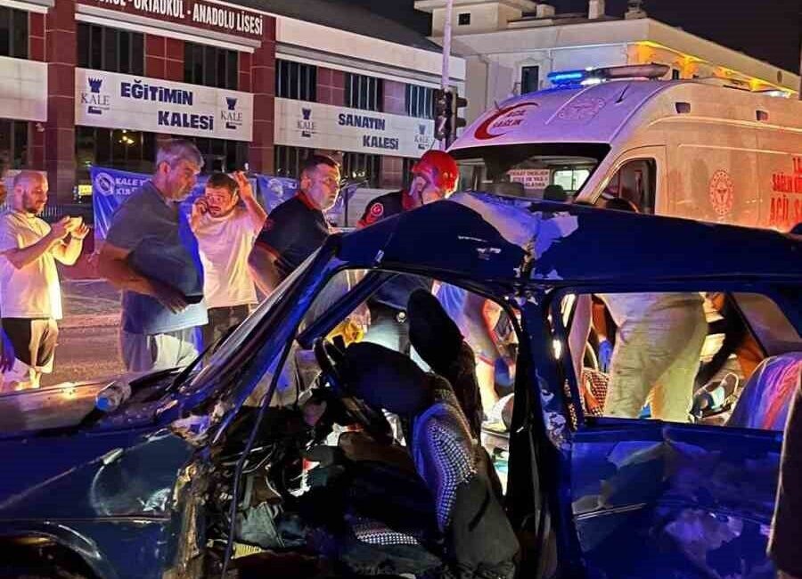 Sakarya'nın Adapazarı ilçesinde meydana gelen trafik kazasında, iki otomobil çarpıştı
