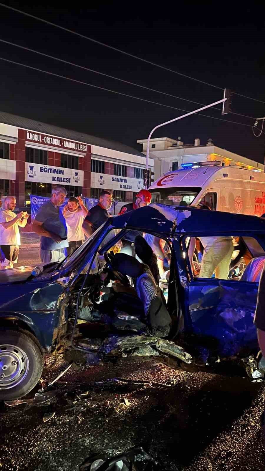 Sakarya'nın Adapazarı ilçesinde meydana gelen trafik kazasında, iki otomobil çarpıştı