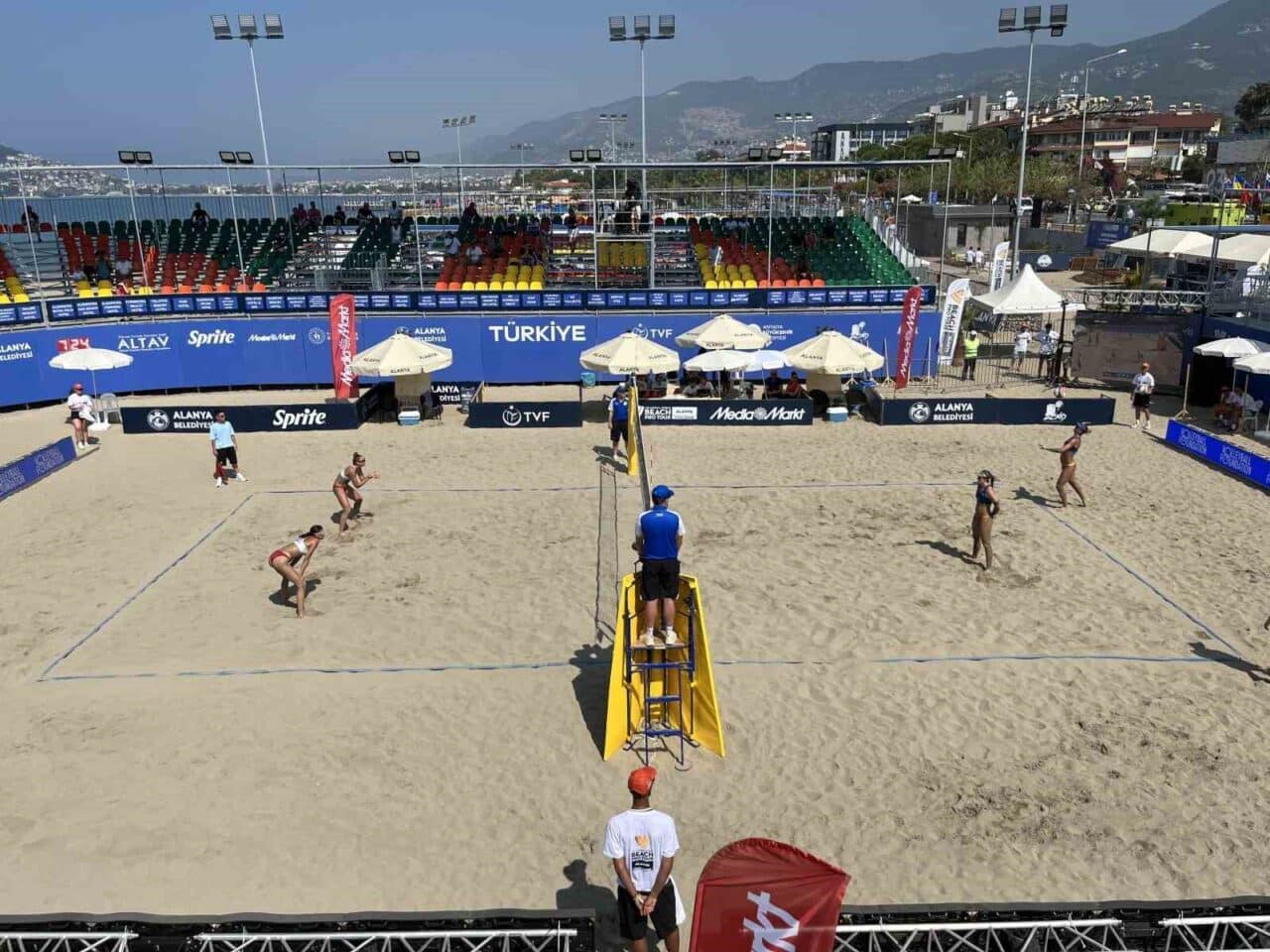 Alanya'da ilk kez düzenlenen Dünya Plaj Voleybolu Pro Tur'un etabı,