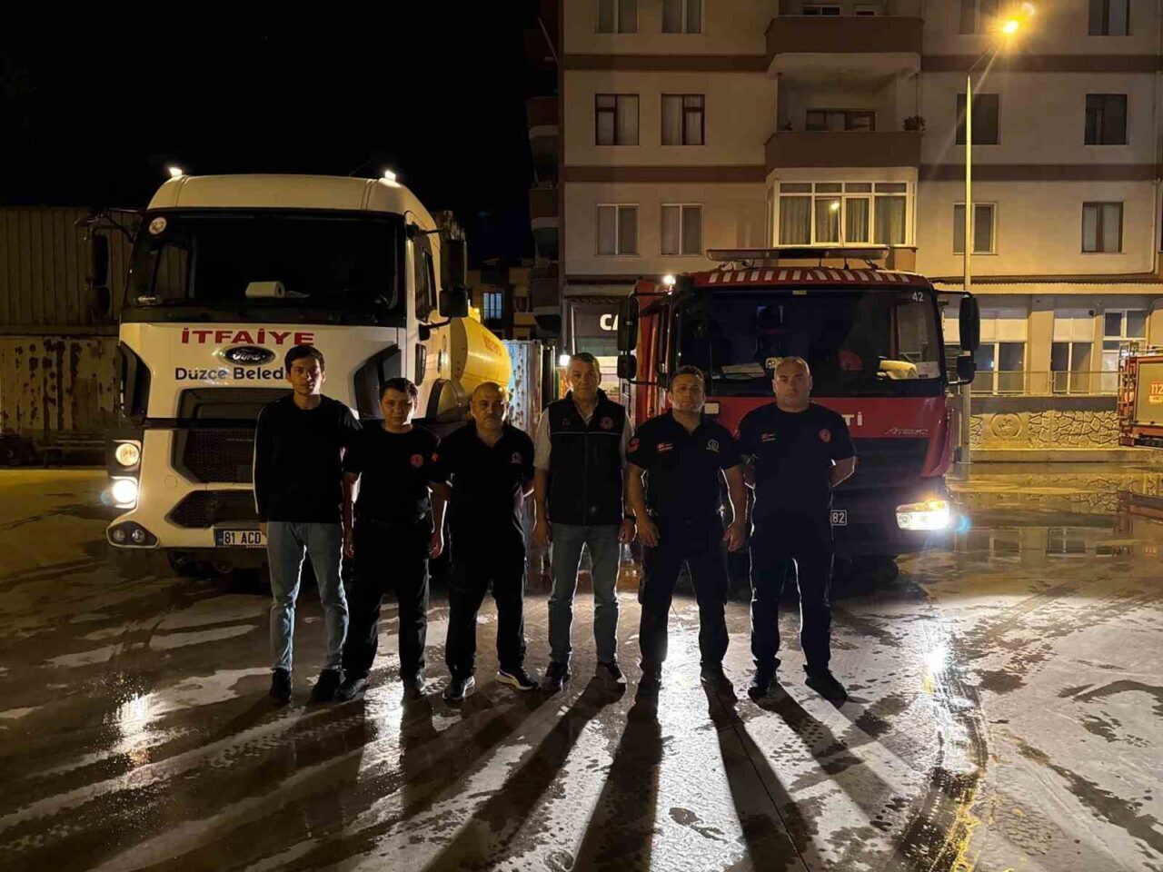 Düzce Belediyesi, İzmir'in Seferihisar ilçesindeki orman yangınına müdahale için itfaiye