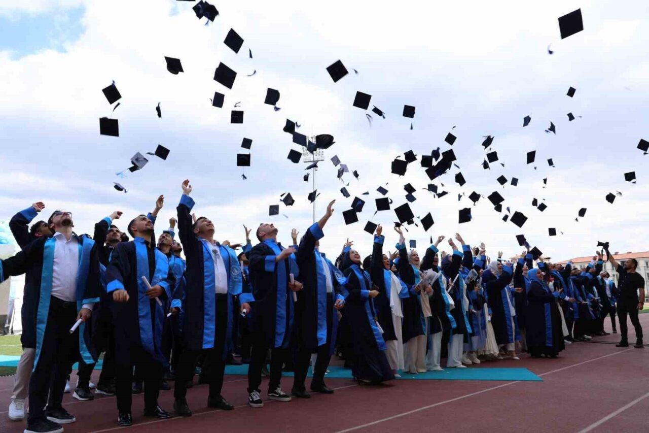 Düzce Üniversitesi, 2024-2025 Akademik Yılı Mezuniyet Törenleri'ni coşku içinde gerçekleştirdi.