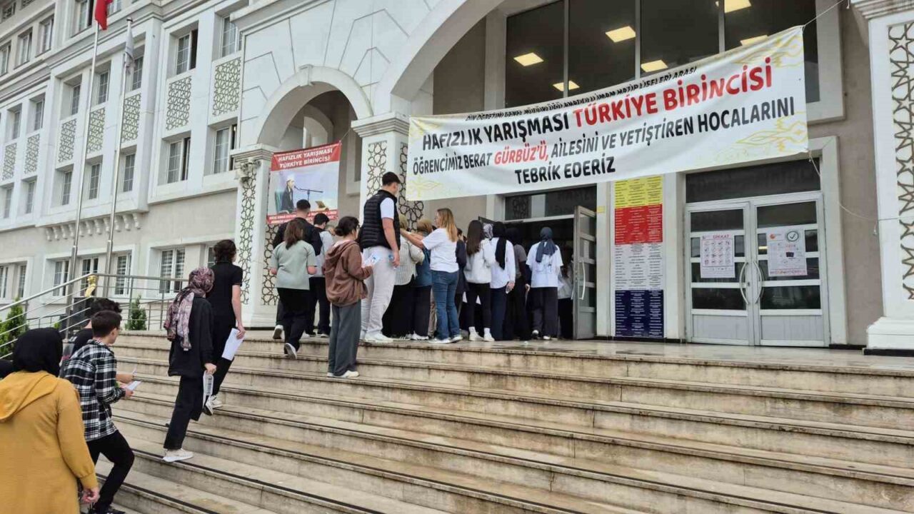 Düzce'de Yükseköğretim Kurumları Sınavı'nın ilk oturumu olan Temel Yeterlilik Testi
