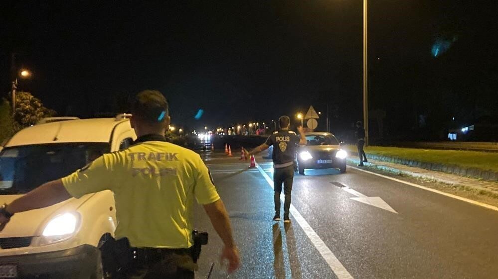 Düzce'de yapılan denetimlerde, 20 bin kişi sorgulanarak araması bulunan 79
