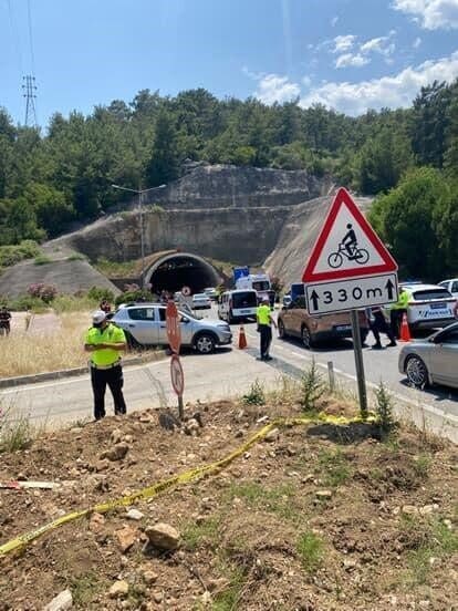 Antalya'nın Kemer yolunda meydana gelen kazada, sol şeride geçmeye çalışan
