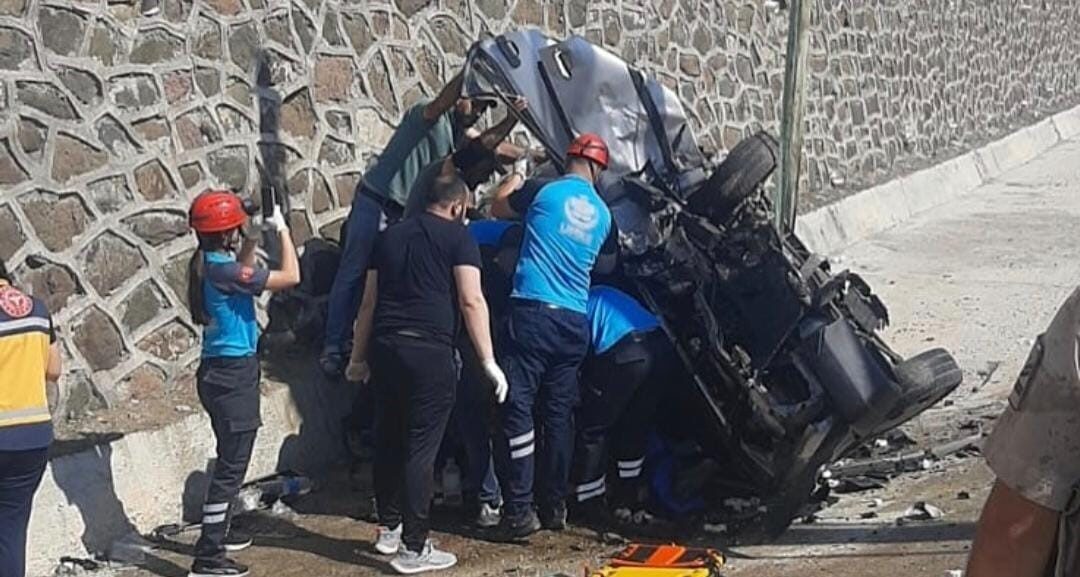 Tunceli-Pertek karayolunda iki otomobilin kafa kafaya çarpışması sonucu 1'i ağır
