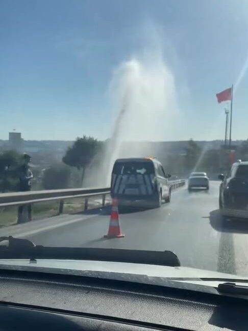 İstanbul Büyükçekmece'de E-5 karayolu kenarındaki su borusunun patlamasıyla meydana gelen