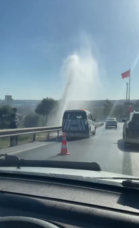 İstanbul Büyükçekmece'de E-5 karayolu kenarındaki su borusunun patlamasıyla meydana gelen