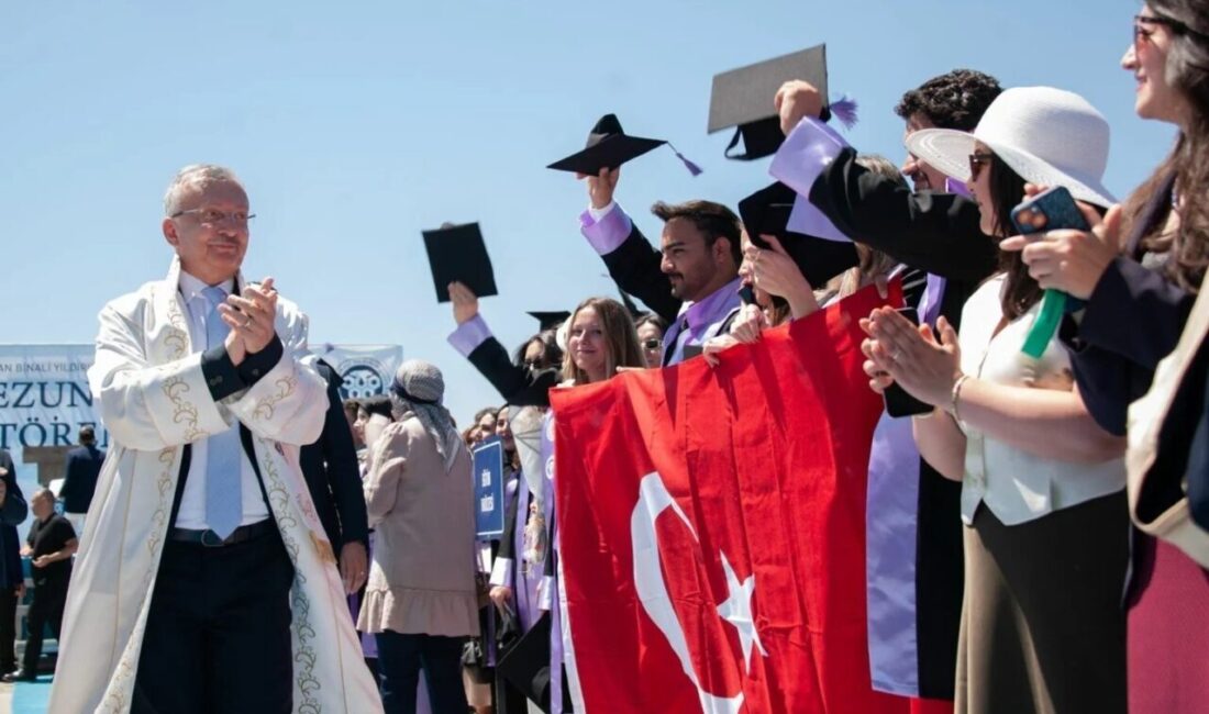 Erzincan Binali Yıldırım Üniversitesi'nin 2024-2025 akademik yılı mezunları, Rektör Prof.