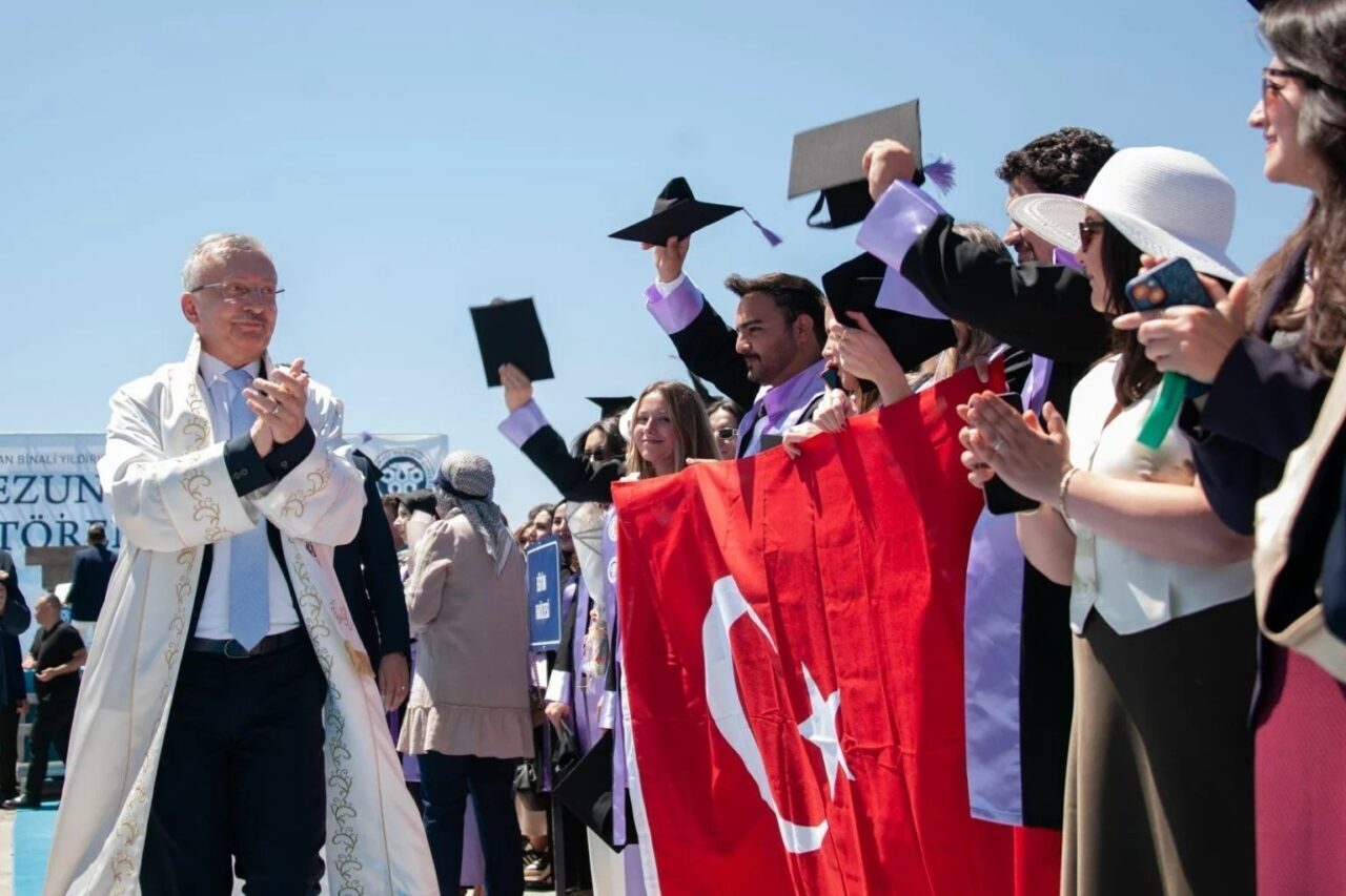 Erzincan Binali Yıldırım Üniversitesi'nin 2024-2025 akademik yılı mezunları, Rektör Prof.